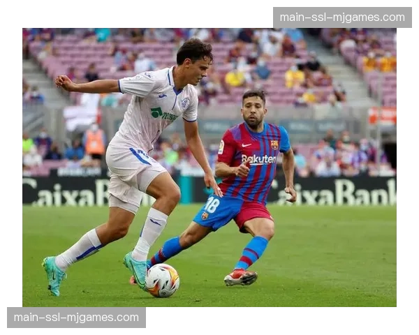 官方：赫塔菲球员于纳尔因脚踝扭伤被换下，阿莱尼亚替补登场