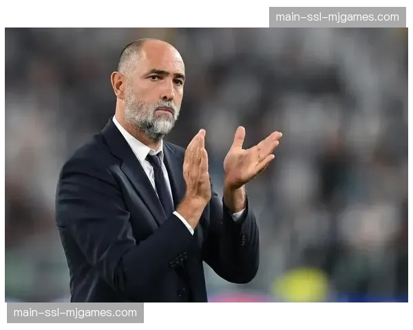 场边趣闻：热刺主帅与对方教练激烈争执，第四官员上前调停