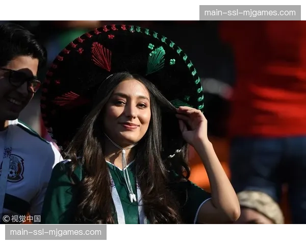 马赛vs兰斯比赛中，主队球迷展示巨型TIFO致敬俱乐部传奇